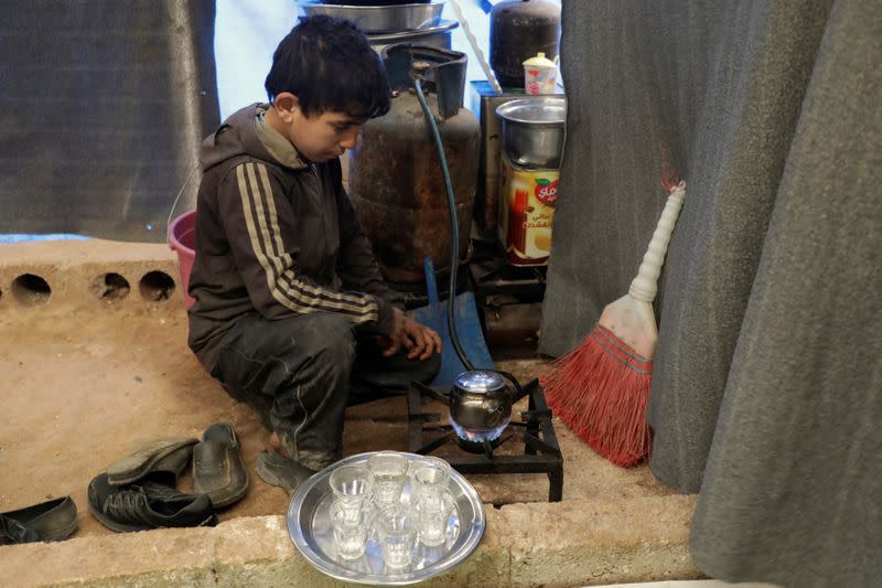 Mohammed Abu Rdan prepara té dentro de una tienda de campaña, en un campamento sirio para desplazados internos, en el norte de Alepo, Siria, el 11 de marzo de 2021. Fotografía tomada el 11 de marzo de 2021.