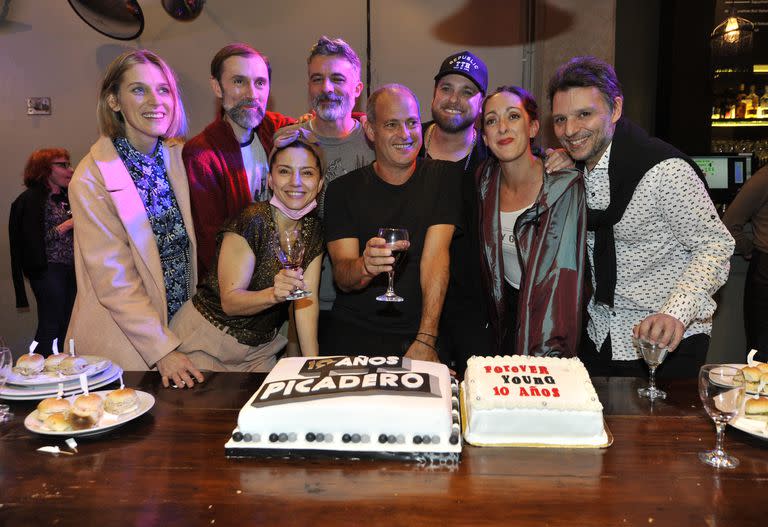 Sebastián Blutrach, el dueño del Picadero, junto al elenco de Forever young, en plena noche de festejo por los 10 años de vida de esta histórica sala