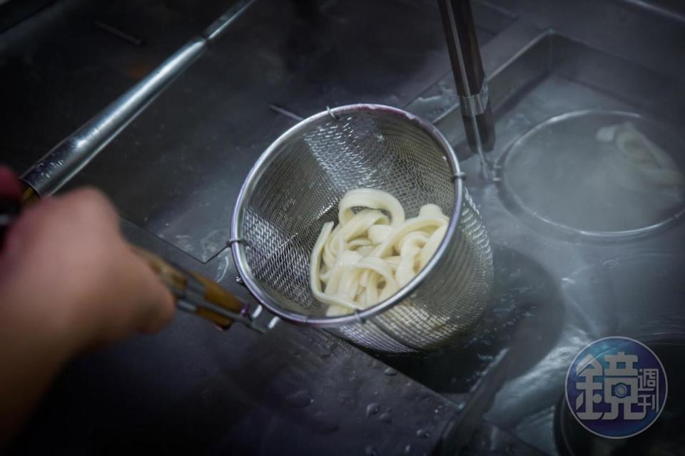 周泰龍把原本的手工麵條換成冷凍熟食麵，雖然成本貴5倍，但煮麵速度更快，品質也穩定。