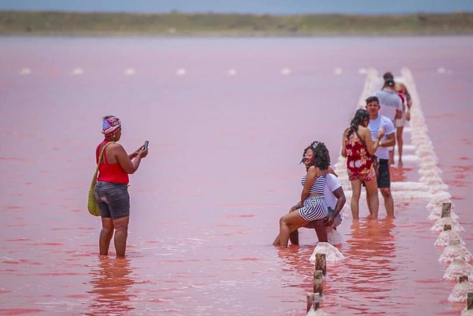 Salinas de Galerazamba, donde surgió el “mar rosado” de Colombia (Foto Twitter @dumek_turbay, gobernador del departamento de Bolívar).