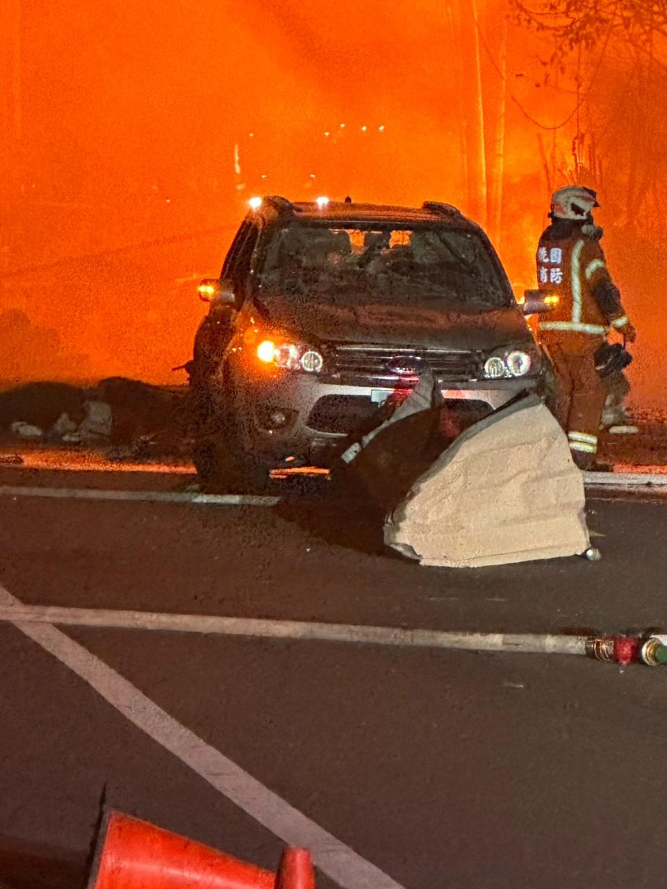 桃園工廠大火，路過轎車遭噴飛的鐵皮砸中。讀者提供