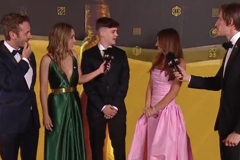 Benjamín Vicuña y Pampita, en la alfombra roja con su hijo Bautista de 15 años