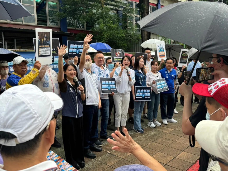 徐巧芯與藍營民代們前往捷運石牌站進行宣講。（圖/翻攝徐巧芯臉書）