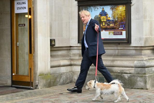 Boris Johnson fue a votar con su perro Dilyn en el centro de Londres. (Photo by JUSTIN TALLIS / AFP)