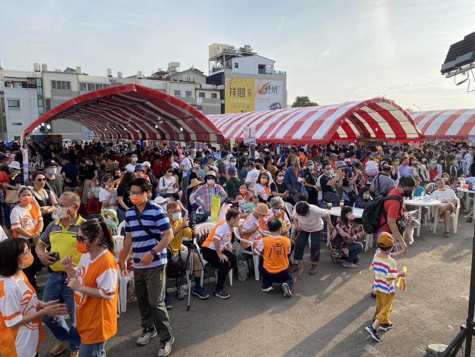 瑞復益智中心舉辦年度愛心遊園會，吸引很多民眾熱情參與。（記者施春瑛攝）