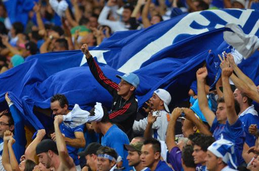 La afición del Cruzeiro festeja durante un encuentro de Copa Libertadores, el 16 de abril de 2014, en Belo Horizonte (AFP/Archivos | Douglas Magno)