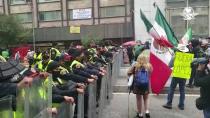 El campamento del Frente Nacional Anti AMLO (Frena) amaneció este domingo con poca gente, comparada con la que se instaló este sábado a lo largo de Avenida Juárez, desde Eje Central hasta Paseo de la Reforma. El movimiento buscaba ocupar el zócalo capitalino hasta que renunciará el mandatario López Obrador. Pero policías les impidieron el paso. 