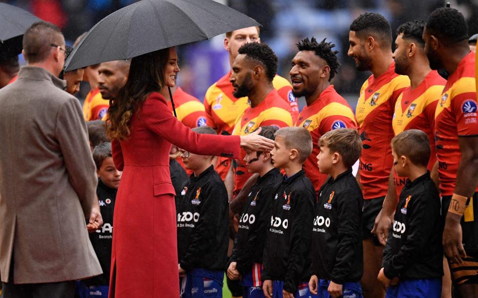 Kate rencontre les joueurs de Papouasie-Nouvelle-Guinée avant le match de quart de finale masculin de la Coupe du monde de rugby à XV 2021 - OLI SCARFF 