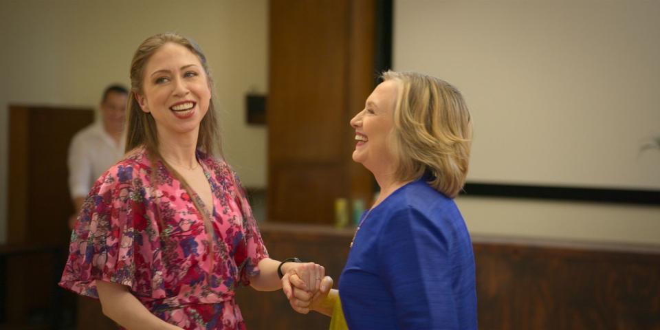 Chelsea Clinton und Hillary Clinton treffen in der Dokuserie "Gutsy - Geschichten über mutige Menschen" (auf Apple TV+) starke Frauen. (Bild:  Apple TV+)