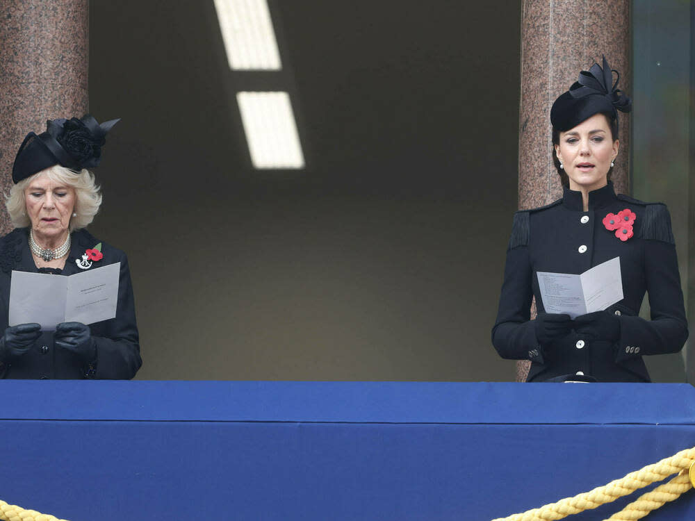 Herzogin Kate (r.) mit Herzogin Camilla beim Remembrance Sunday Gottesdienst in London (Bild: imago images/i Images)