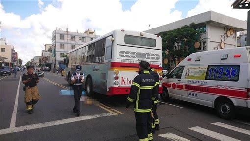 老婦人今日上午在阿蓮衛生所前過馬路時，被公車撞到慘遭輾斃。（圖／翻攝畫面）