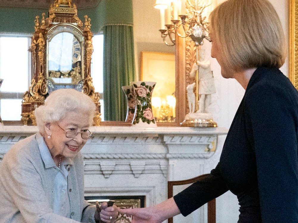 Queen Elizabeth II (l.) begrüßt Liz Truss. (Bild: getty/[EXTRACTED]: Jane Barlow - WPA Pool/Getty Images)