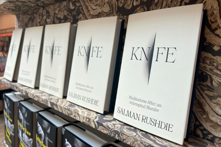 Weltweit ist das Buch des britisch-indischen Schriftstellers Salman Rushdie über den Messerangriff erschienen, der ihn 2022 in den USA beinahe getötet hätte. Das Werk trägt in der deutschen Ausgabe den Titel "Knife. Gedanken nach einem Mordversuch". (Gilles CLARENNE)