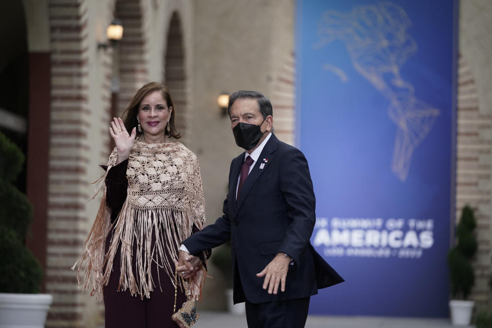 El presidente de Panamá Laurentino Cortizo y la primera dama Yazmin Colón llegan a una cena durante la Cumbre de las Américas el jueves 9 de junio del 2022. (AP Photo/Jae C. Hong)