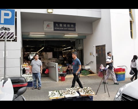  無工開的日子，一臉落寞的張松枝會到九龍城街市買餸，湊仔公煮飯，家務一腳踢。