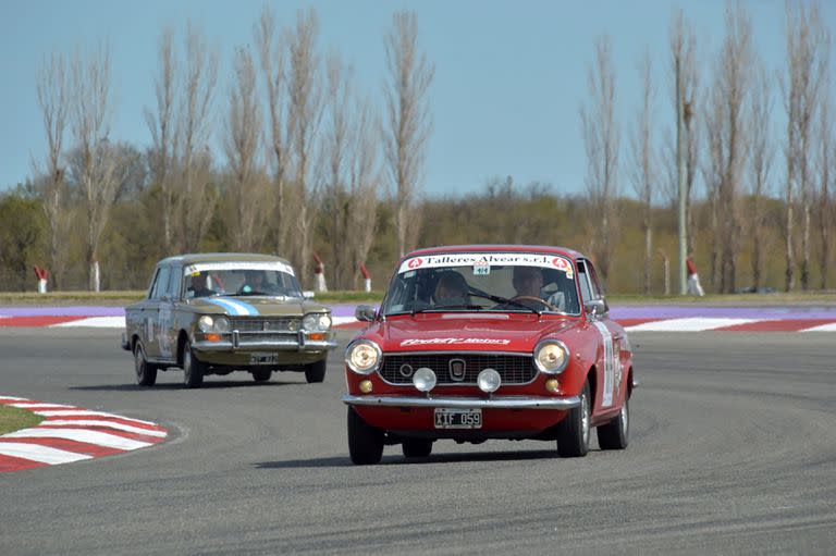 Y acá, la contraparte; dos FIAT, miembros de la marca con la que Peugeot estableció grandes duelos en el automovilismo nacional de los años sesentas y setentas; el 1500 de 1963 de Carlos Crigna y la cupé 1500 Vignale del mencionado Jorge Cantón transitan también en el autódromo puntano.