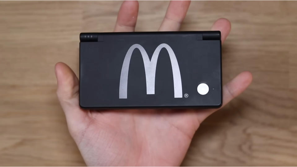 Así es el elusivo Nintendo DSi de McDonald's (imagen: The Retro Future, vía YouTube)