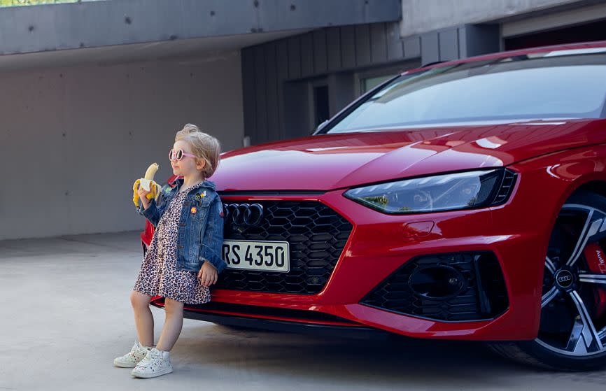 Ein Banane essendes Mädchen, das sich lässig an den Kühlergrill eines Audi-Modells lehnt - die Werbeanzeige halten viele Menschen für geschmacklos. (Bild: Screenshot via Twitter/Audi)