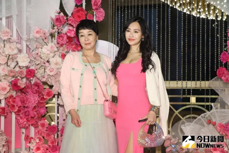 ▲王思佳（右）則帶著媽媽出席，粉紅色性感打扮氣勢驚人。。（圖／記者陳明中攝影）