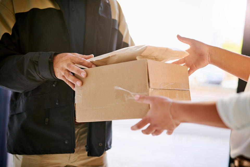 Der Moment, den Onlineshopper herbeisehnen: Der Paketbote überreicht die Bestellung. (Bild: Getty Images)