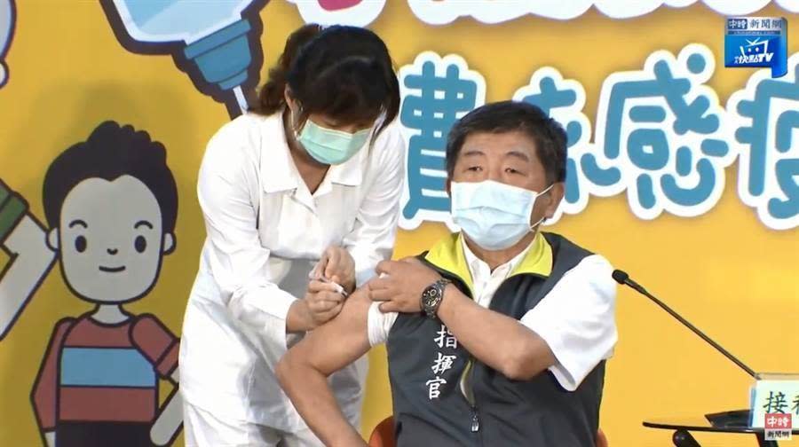 衛福部長陳時中在第一天就接種流感疫苗。(翻攝自中時新聞網Youtube)