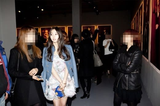 So Hee attends a photo exhibition