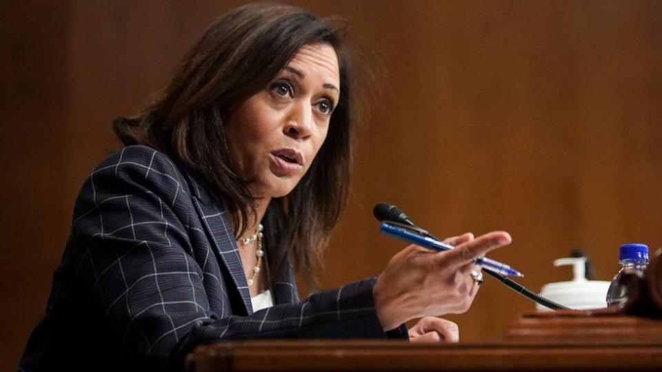 Senadora Kamala Harris.