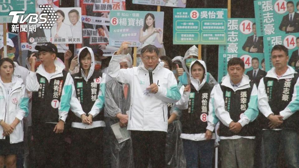 台北市長柯文哲出席黃珊珊造勢大會，頂著大雨在演講。（圖／方炳超攝）