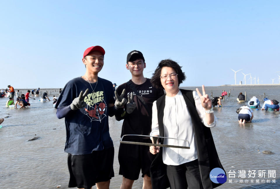 縣長王惠美參加線西一畝海的小旅行，與民眾體驗挖蛤蠣的樂趣。圖／記者鄧富珍翻攝