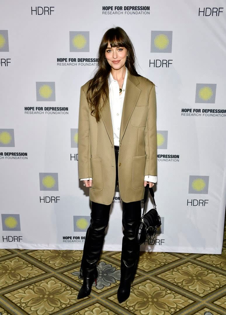 La actriz Dakota Johnson fue parte de la edición número 17 del almuerzo de la Fundación para la Investigación de la Depresión en el Hotel Plaza de Nueva York