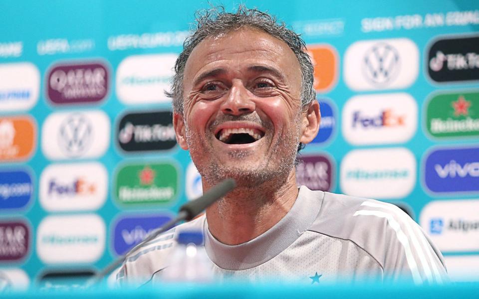 La directiva del Chelsea apunta a Luis Enrique en rueda de prensa - Getty Images