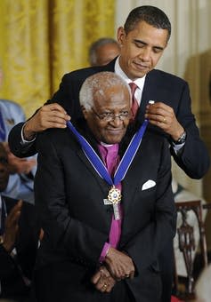 <span class="caption">El arzobispo Tutu recibió la Medalla Presidencial de la Libertad de manos del presidente estadounidense Obama en 2009.</span> <span class="attribution"><span class="source">EFE-EPA/Shawn Thew</span></span>