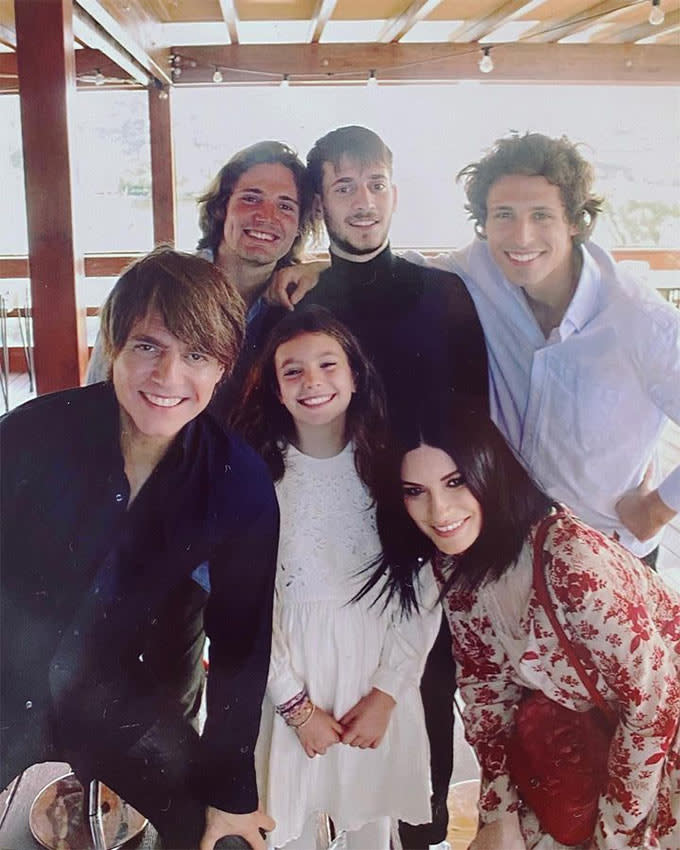 Laura Pausini y Paolo Carta con su hija Paola y los tres hijos que tuvo el productor de una relación anterior