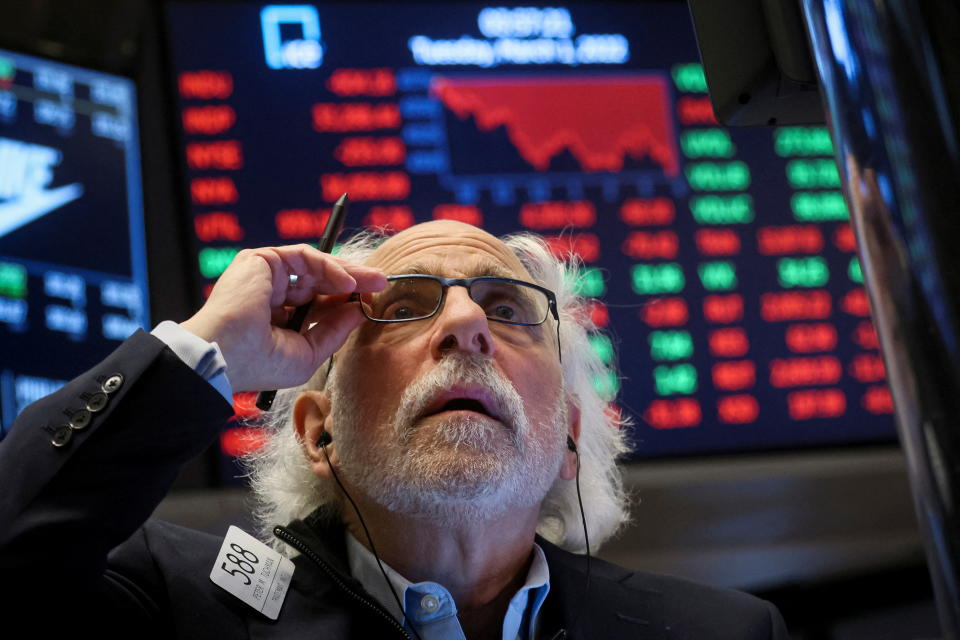 Le négociant Peter Tuchman travaille sur le parquet de la Bourse de New York (NYSE) à New York, États-Unis, le 1er mars 2022. REUTERS/Brendan McDermid