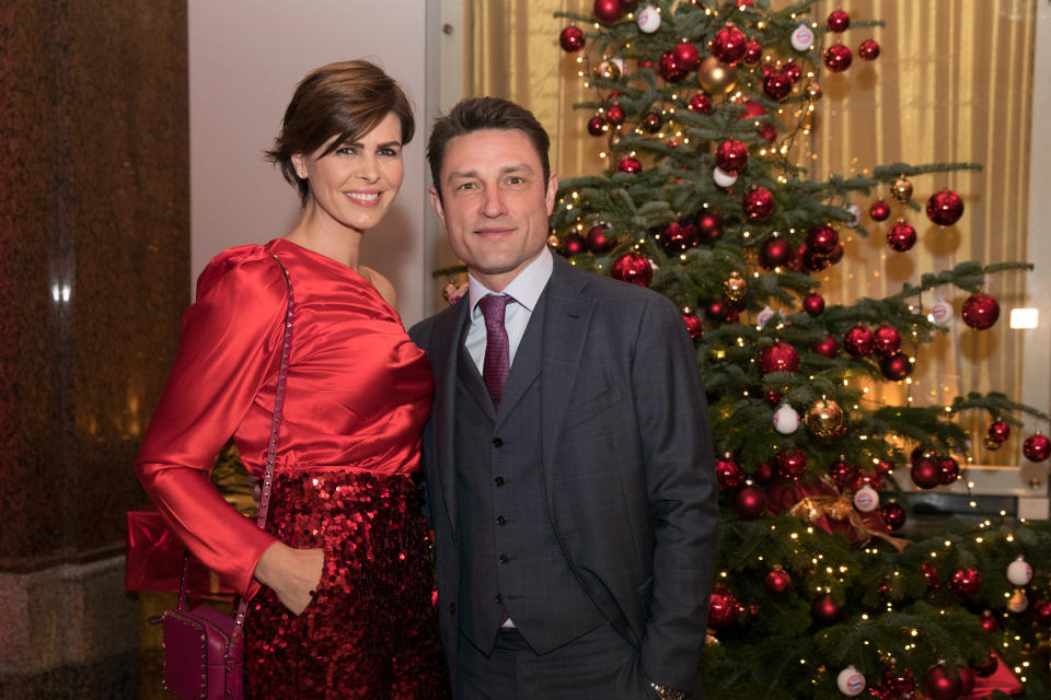 <p>Robert Kovac posiert mit seiner schönen Frau Anica, die sich im weihnachtlichen Outfit perfekt ins Ambiente einfügt. </p>