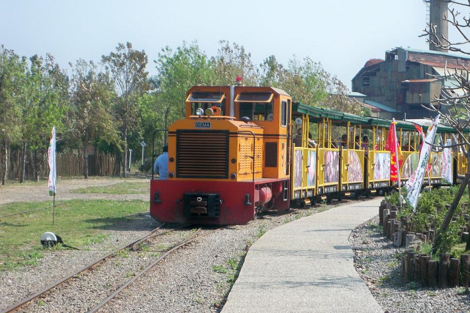 蒜頭糖廠台糖小火車(Photo via Wikimedia, by Chi-Hung Lin, License: CC BY-SA 3.0，圖片來源：https://commons.wikimedia.org/w/index.php?curid=53003888)