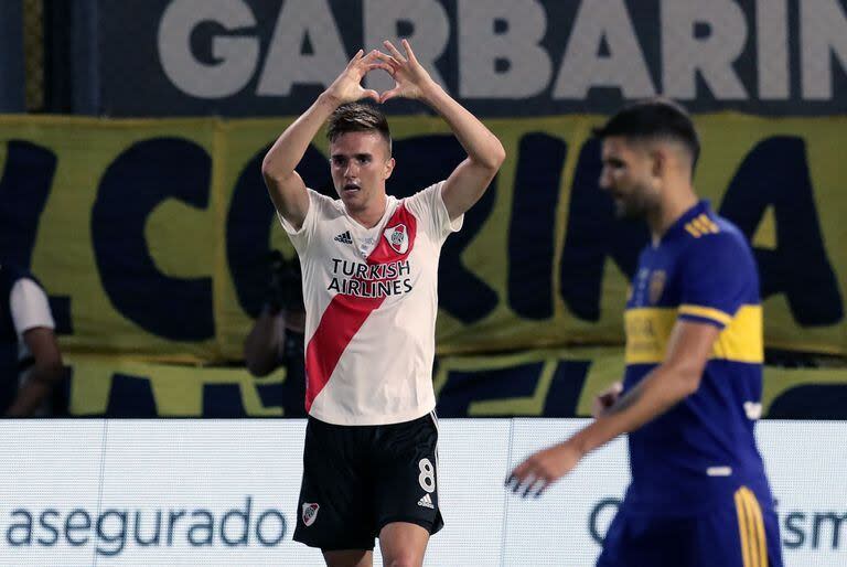 Agustin Palavecino (izq.) De River Plate celebra tras anotar contra Boca Juniors durante el partido Superclasico de la Liga Argentina de Futbol Profesional en el estadio La Bombonera de Buenos Aires en marzo 14, 2021.