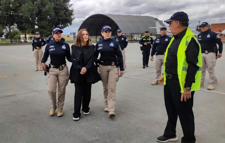 La diseñadora colombiana Nancy González es extraditada a Estados Unidos desde el aeropuerto internacional de El Dorado, en Bogotá, el 30 de agosto de 2023 (Handout)