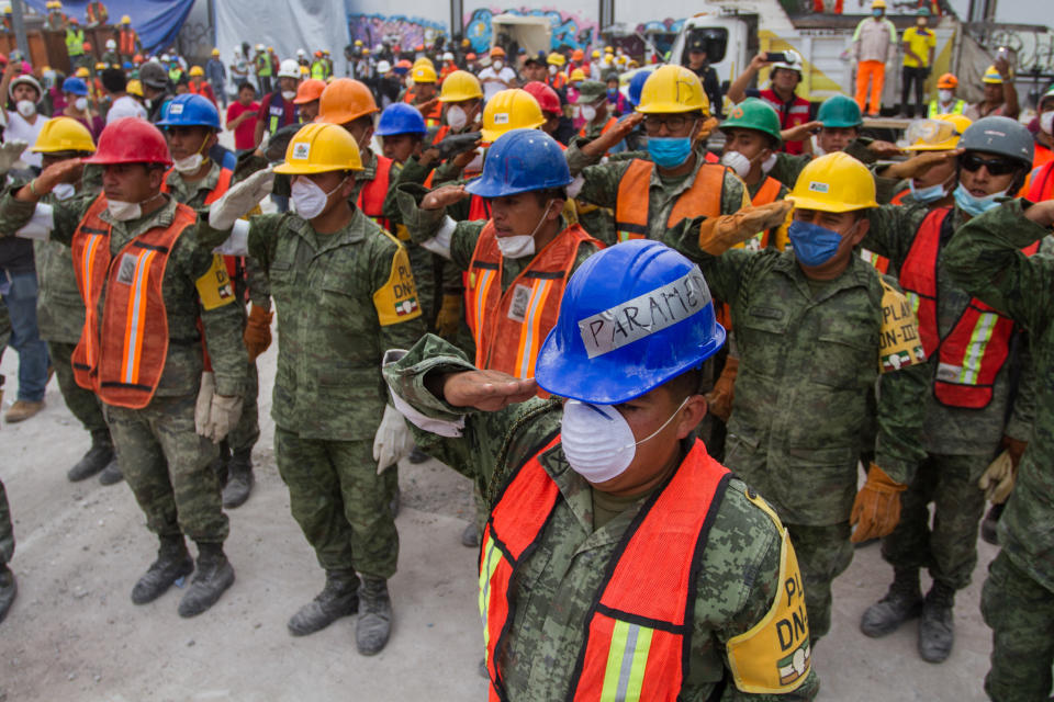 FOTOS: la fábrica destruida en México donde todos quieren ayudar