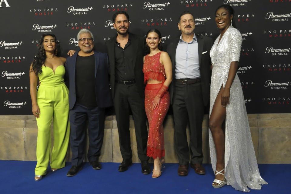 El elenco de la película de Paramount+ "Uno para morir", posa en la premiere de la película en la Ciudad de México el jueves 4 de mayo de 2023. (Foto AP/Berenice Bautista)