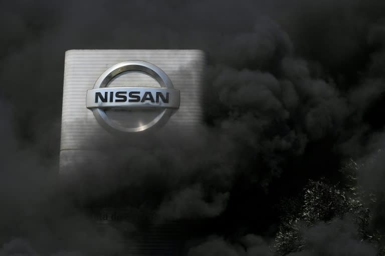 El logotipo de Nissan, cubierto de humo de unos neumáticos quemados por unos trabajadores de la fábrica de Barcelona que protestaban contra su cierre el 28 de mayo de 2020 (Lluís Gené)