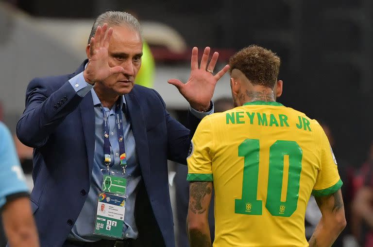Tité, el entrenador de la selección de Brasil, dialoga con Neymar Jr., la estrella del equipo