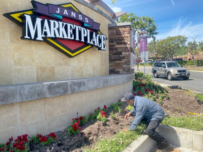 Les fleurs sont entretenues au Janss Marketplace à Thousand Oaks.  Deux résidents de Los Angeles ont été condamnés vendredi pour des crimes après avoir volé des milliers de dollars de parfum dans une boutique ULTA Beauty du centre commercial.