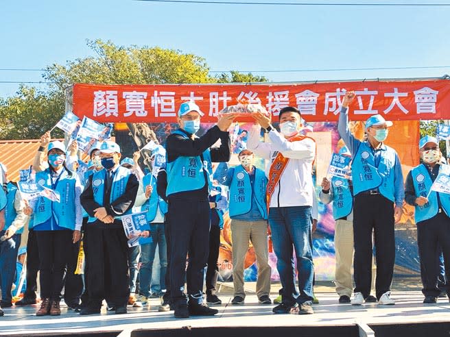 國民黨台中二選區立委補選參選人顏寬恒（前右）昨成立大肚區後援會，地方送上粽子、祝他高票當選。（林欣儀攝）