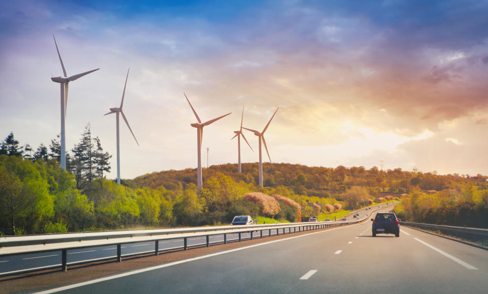 Nicht nur Elektroautos sind von Strom abhängig, sondern auch die Herstellung alternative Treibstoffe (Symbolbild: Getty Images)