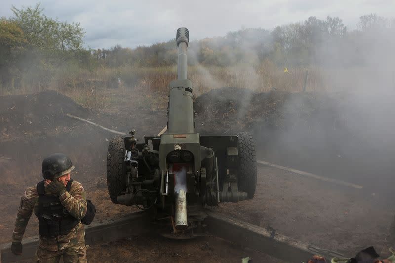 Un miembro de la Guardia Nacional de Ucrania dispara un obús D-30 hacia las tropas rusas, en medio del ataque de Rusia a Ucrania, en la región de Járkov