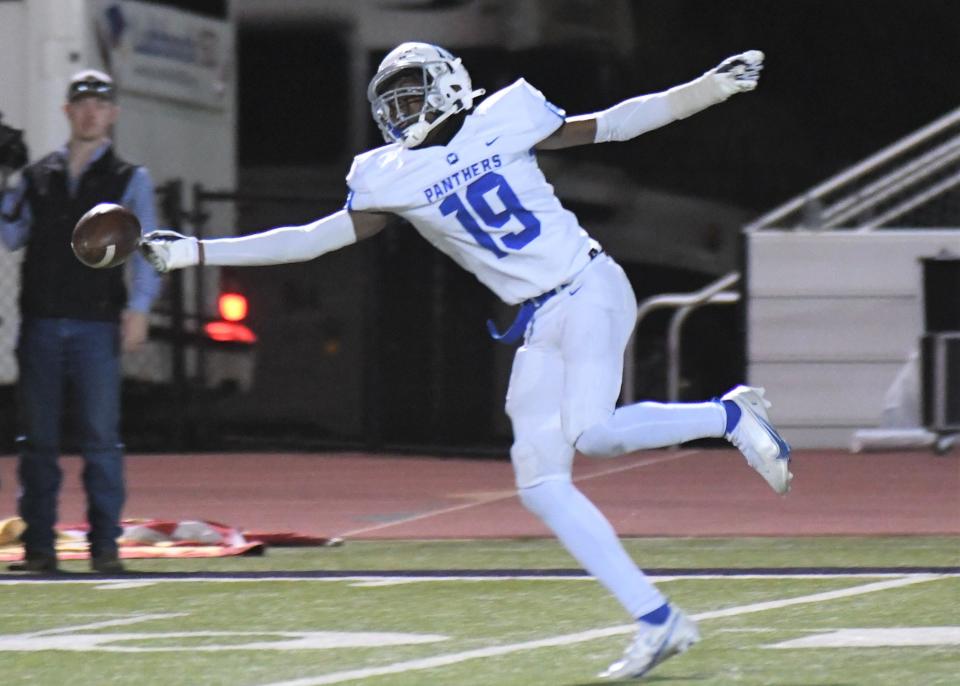 Midlothian's Bryant Wesco attempts to make a catch against Coronado in a Class 5A Division I area playoff on Friday, Nov. 19, 2021, at Sandifer Stadium in Abilene.