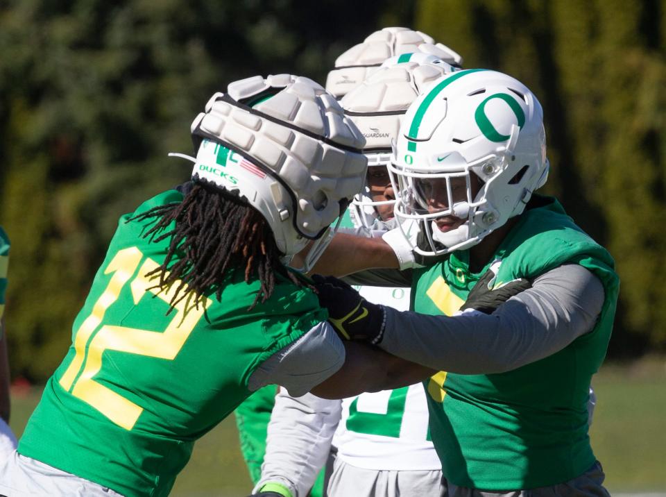 Terrell Tilmon, left, faces off with Steve Stephens during an Oregon football practice. Tilmon, a 6-foot-5, 225-pound outside linebacker, has transferred to Texas Tech.