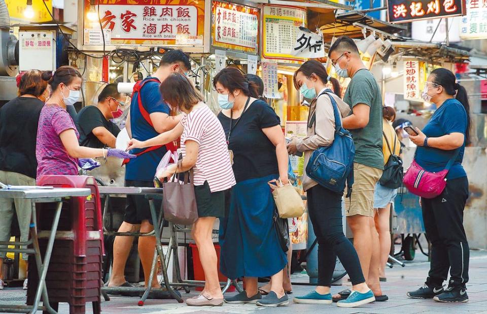 一名桃園的網友好奇，台北現在最推的夜市是哪個？引起討論。圖為北市寧夏夜市中消費的民眾。（本報資料照片）