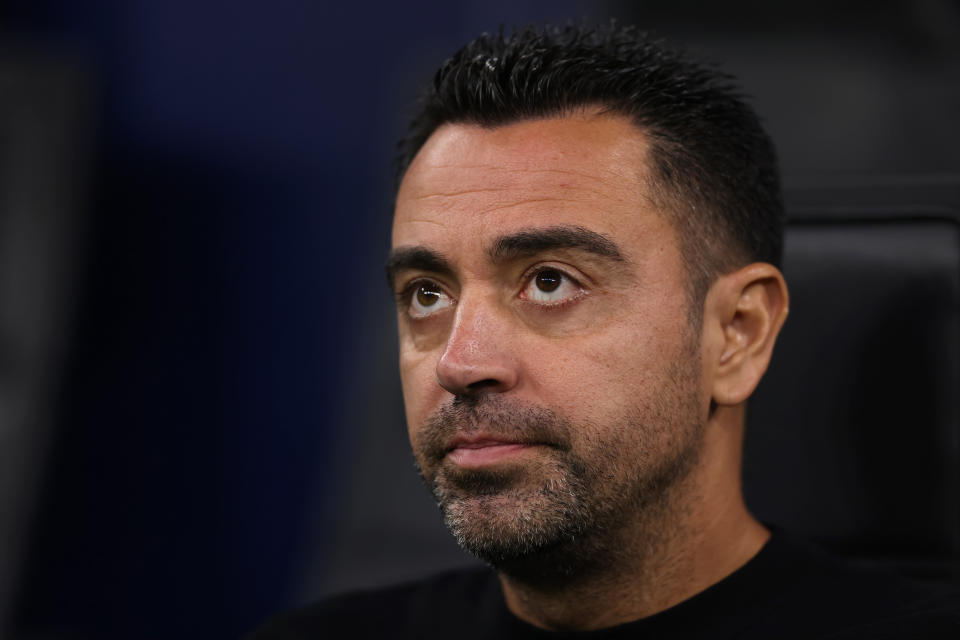 Xavi Hernández pensativo en el banquillo de San Siro. (Foto: Jonathan Moscrop / Getty Images).